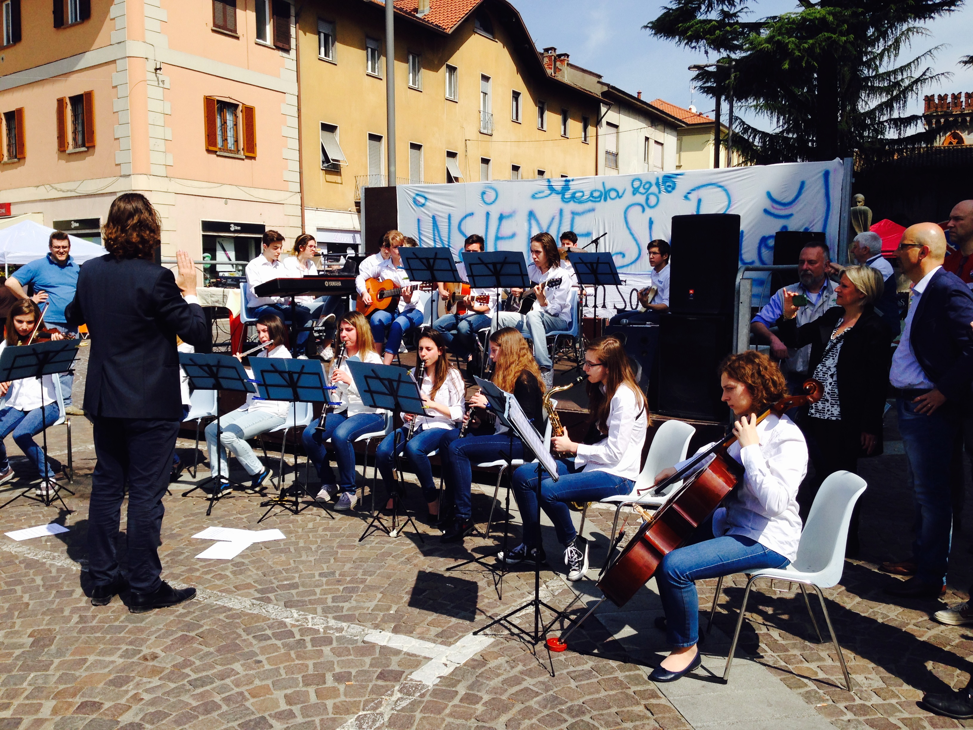 Esibizione dell'orchestra del Liceo durante la festa del volontariato del 12/04/2015