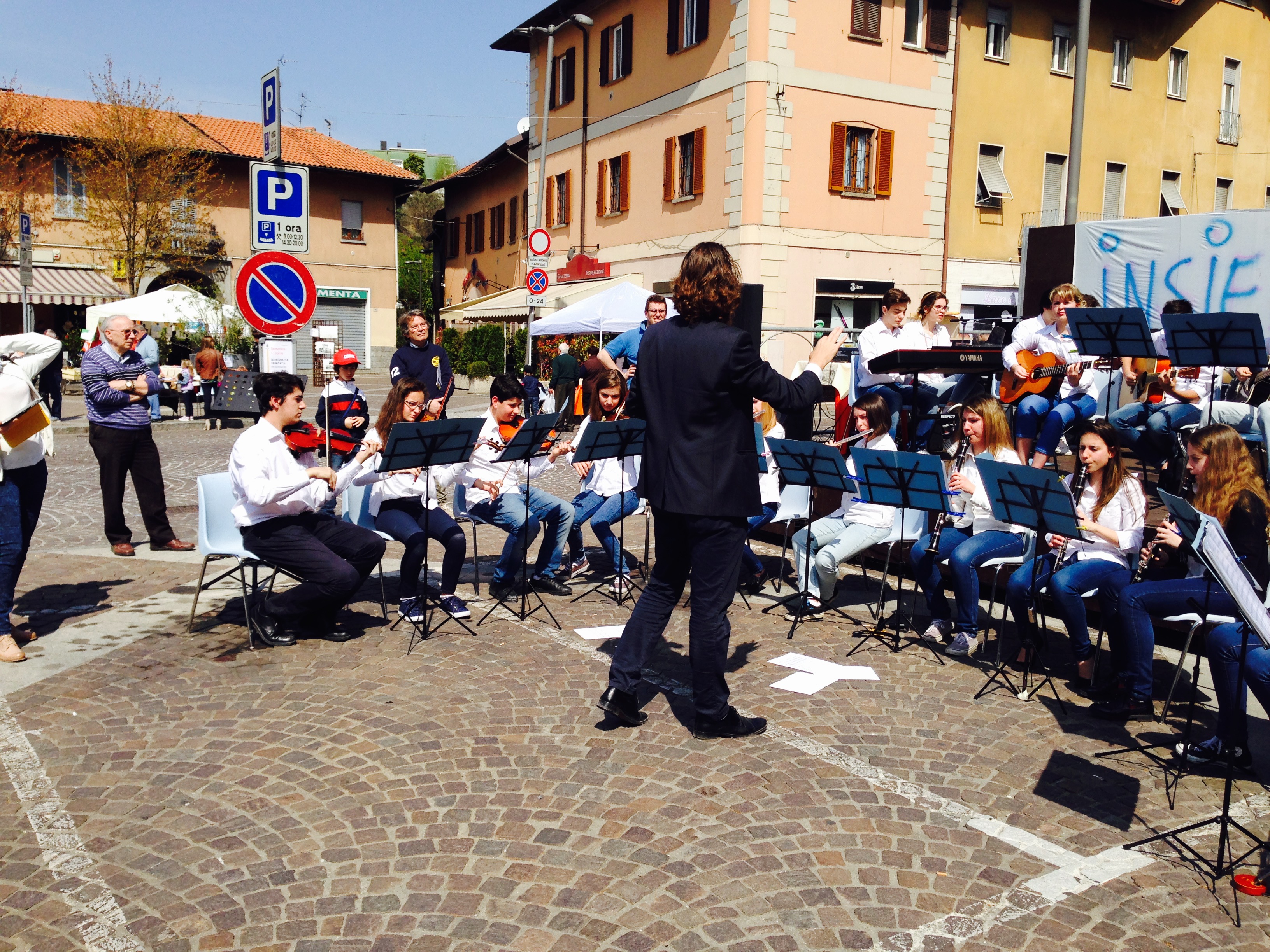 Esibizione dell'orchestra del Liceo durante la festa del volontariato del 12/04/2015