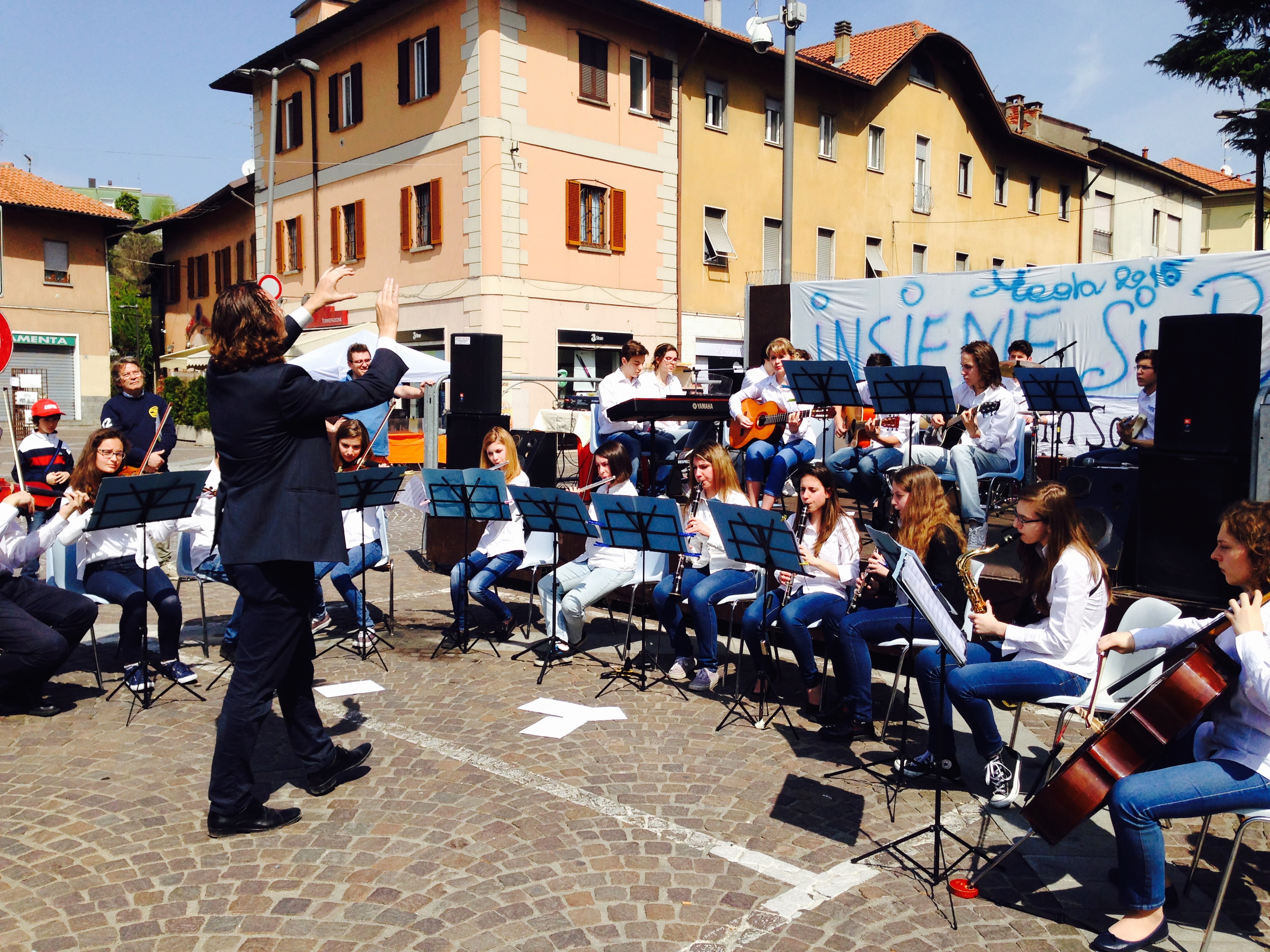 Esibizione dell'orchestra del Liceo durante la festa del volontariato del 12/04/2015