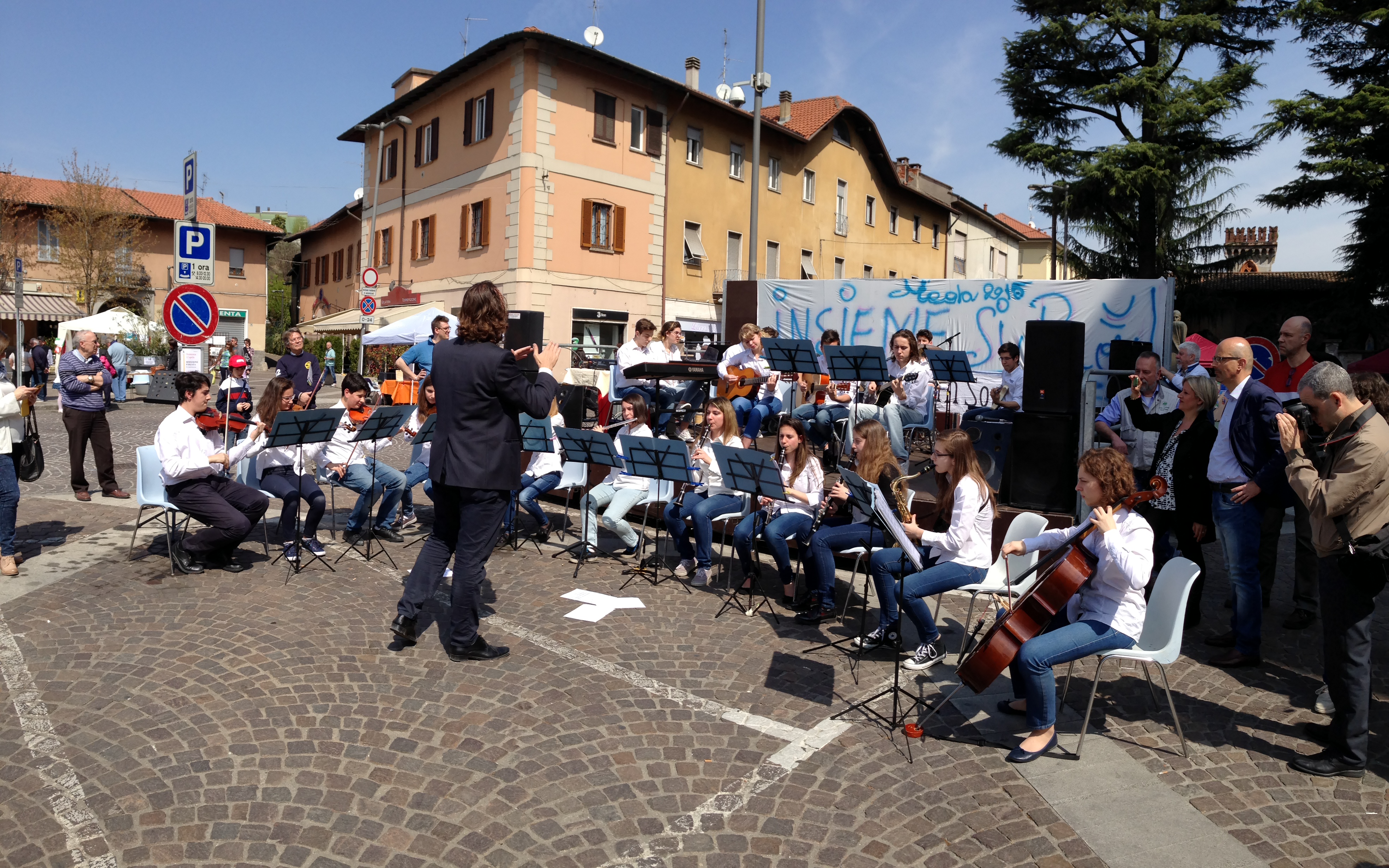 Esibizione dell'orchestra del Liceo durante la festa del volontariato del 12/04/2015