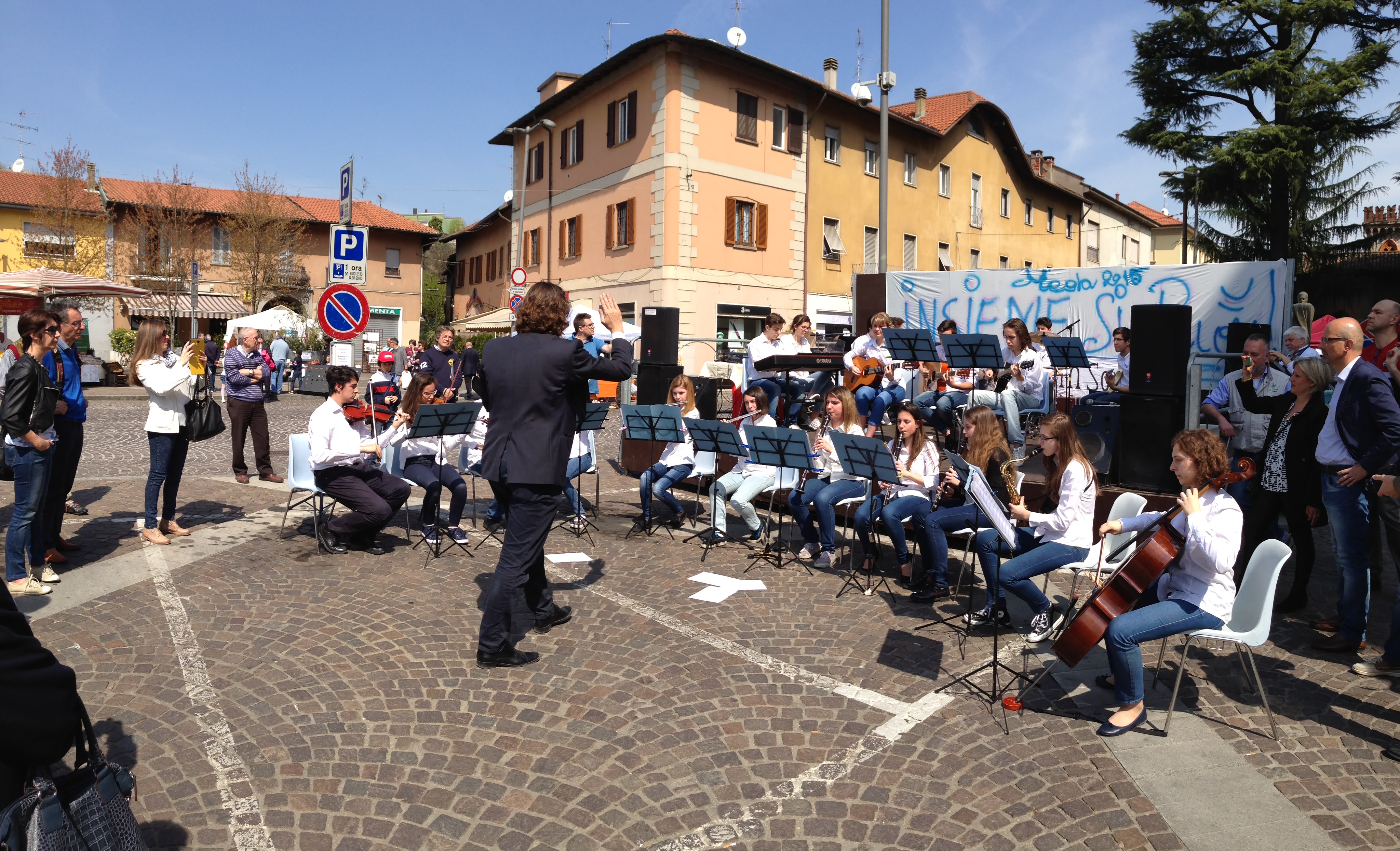 Esibizione dell'orchestra del Liceo durante la festa del volontariato del 12/04/2015